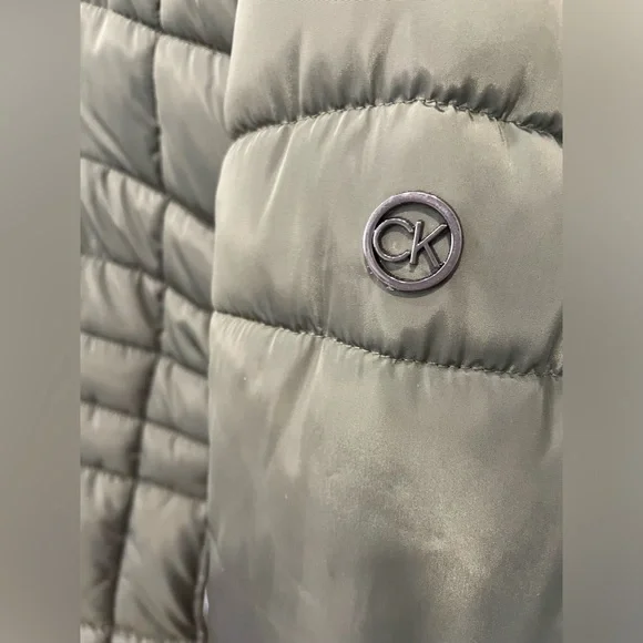 COPY - Small Women's Calvin Klein Black and Army Green Puffer Coat with Faux Fu… - Picture 8 of 12